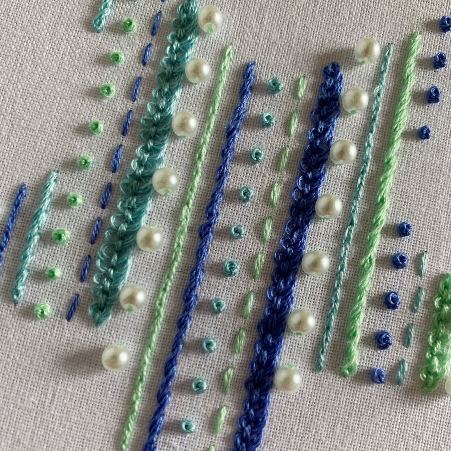 Digital download. Geometric embroidery hoop art PDF pattern with instructions. Star or heart with pearl beads.