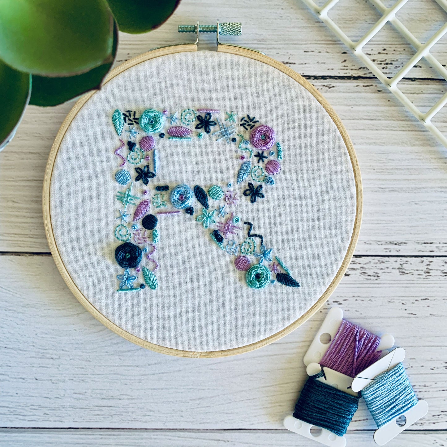 Digital download. Custom letter/initial embroidery hoop art PDF pattern with instructions. Personalised letter wall decor project