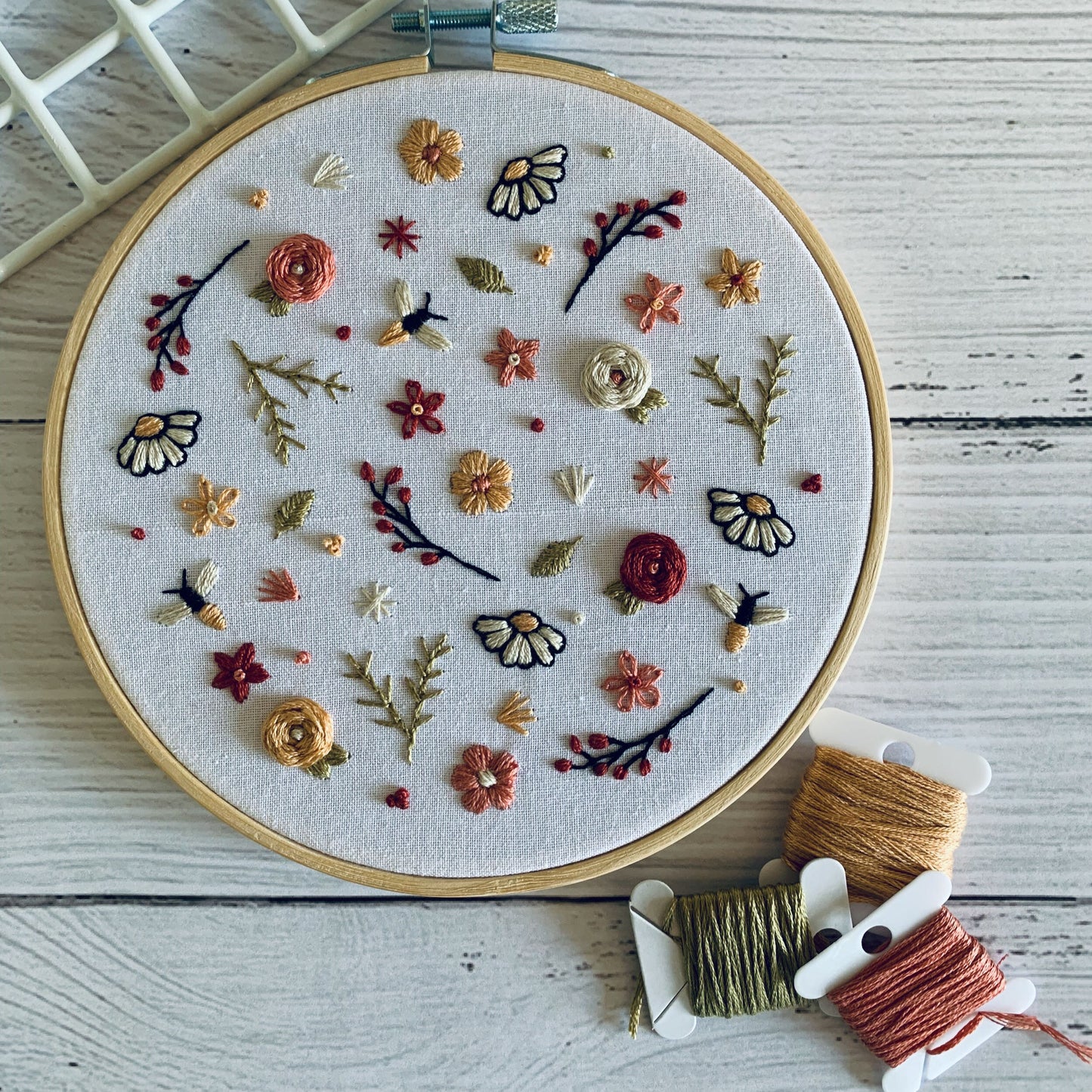 Digital download. Flower power embroidery hoop art PDF pattern with instructions. Bumblebee floral beginner crewel wall decor project