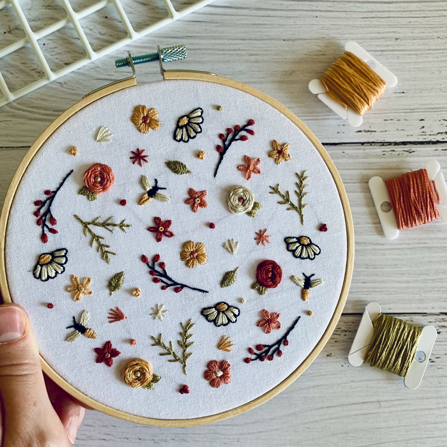 Digital download. Flower power embroidery hoop art PDF pattern with instructions. Bumblebee floral beginner crewel wall decor project