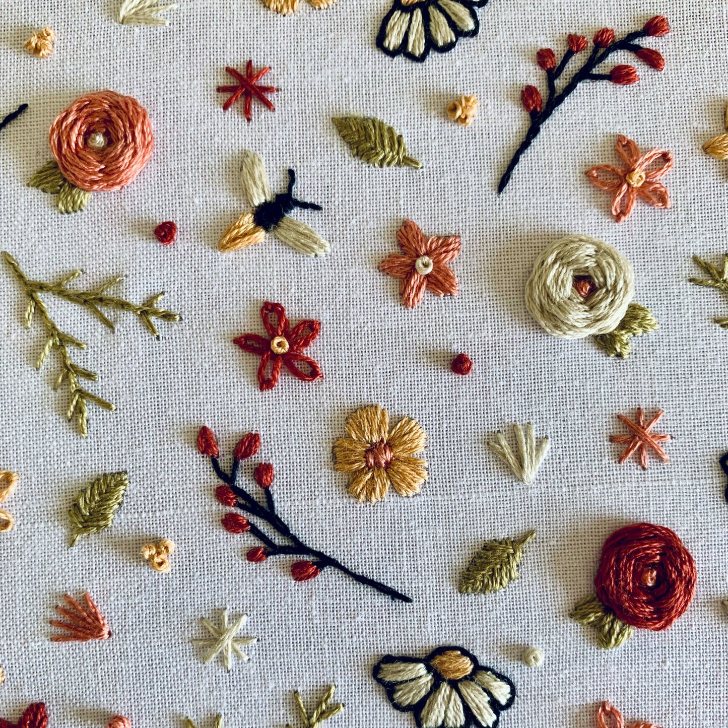 Digital download. Flower power embroidery hoop art PDF pattern with instructions. Bumblebee floral beginner crewel wall decor project