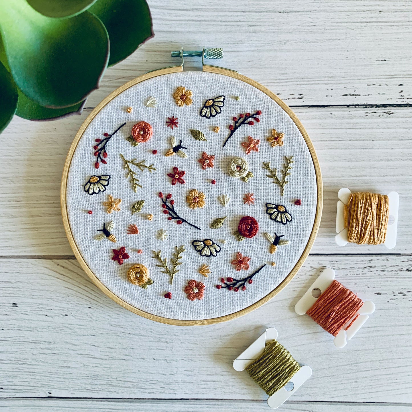 Digital download. Flower power embroidery hoop art PDF pattern with instructions. Bumblebee floral beginner crewel wall decor project