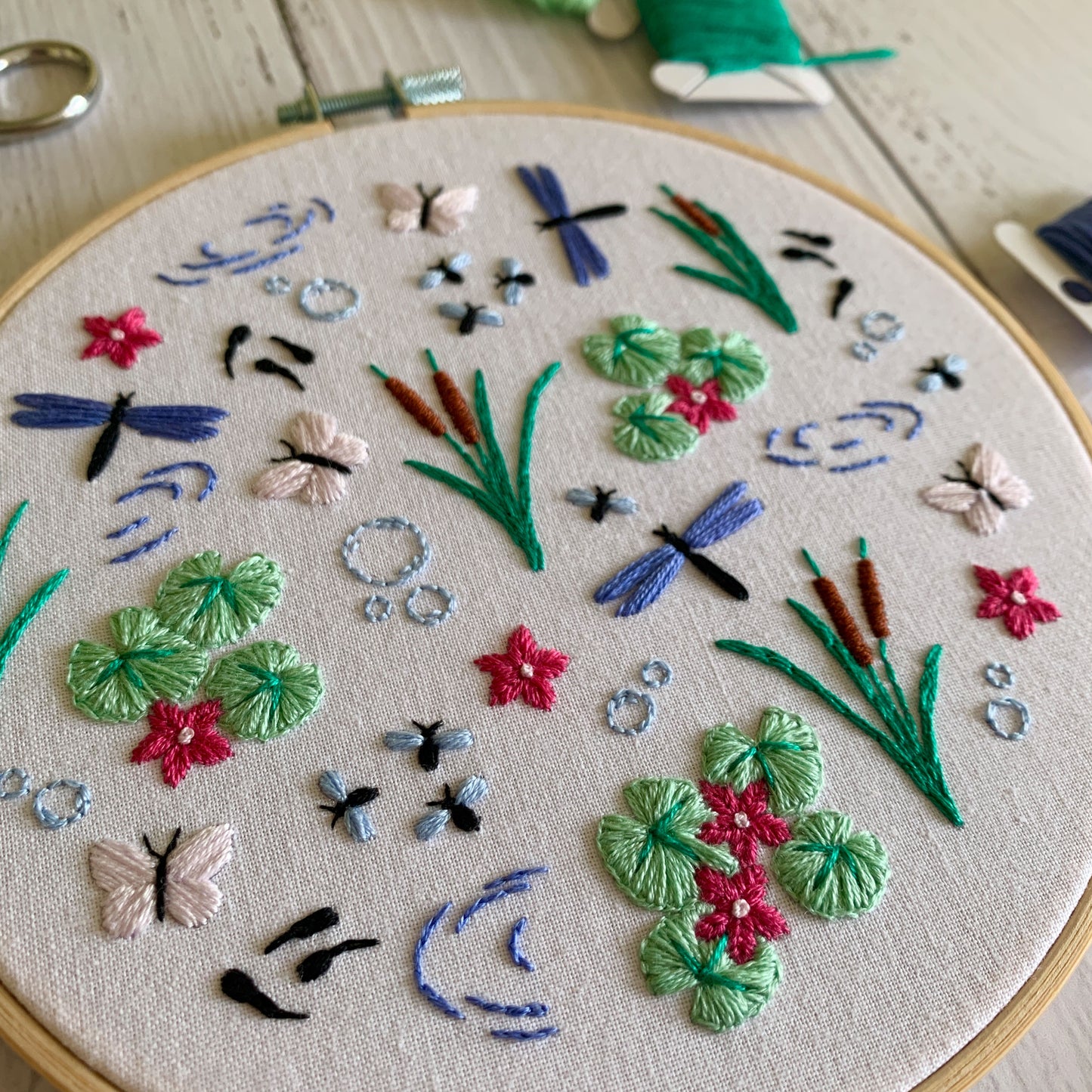 Digital download. Pond life embroidery hoop art PDF pattern with instructions.  Wildlife lily pads dragonflies beginner wall decor project