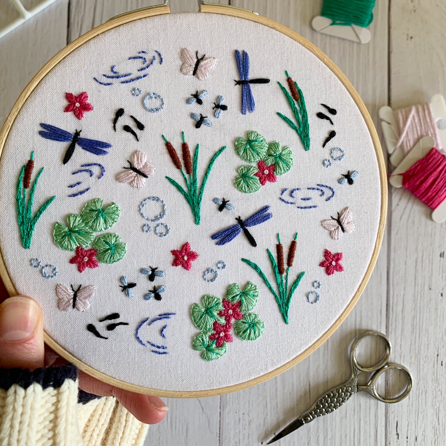 Digital download. Pond life embroidery hoop art PDF pattern with instructions.  Wildlife lily pads dragonflies beginner wall decor project