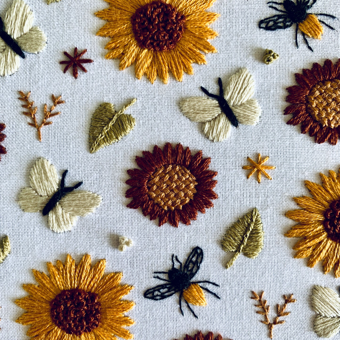 Sunflower Embroidery Kit - DIY Beginner Craft for Relaxation and Mindfulness. Floral Summer Hand Sewing Pattern