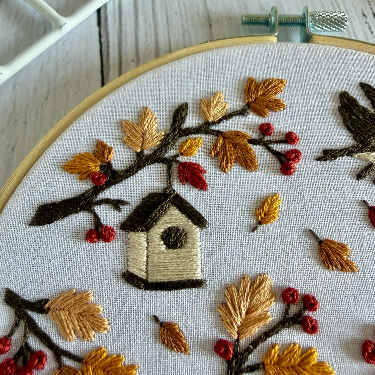Autumn Robin Embroidery Kit – Woodland Bird DIY Hand Embroidery Craft for Beginners