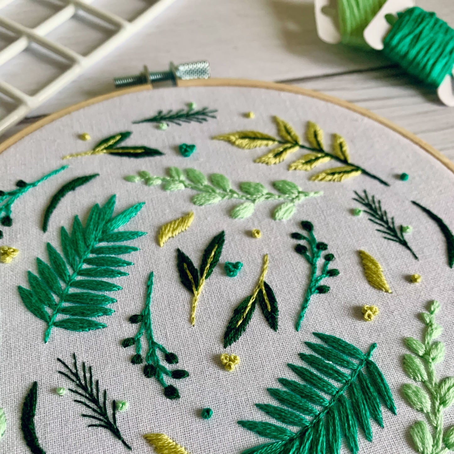 Digital download. Foliage embroidery hoop art PDF pattern with instructions. Leaf botanical plants beginner crewel wall decor project