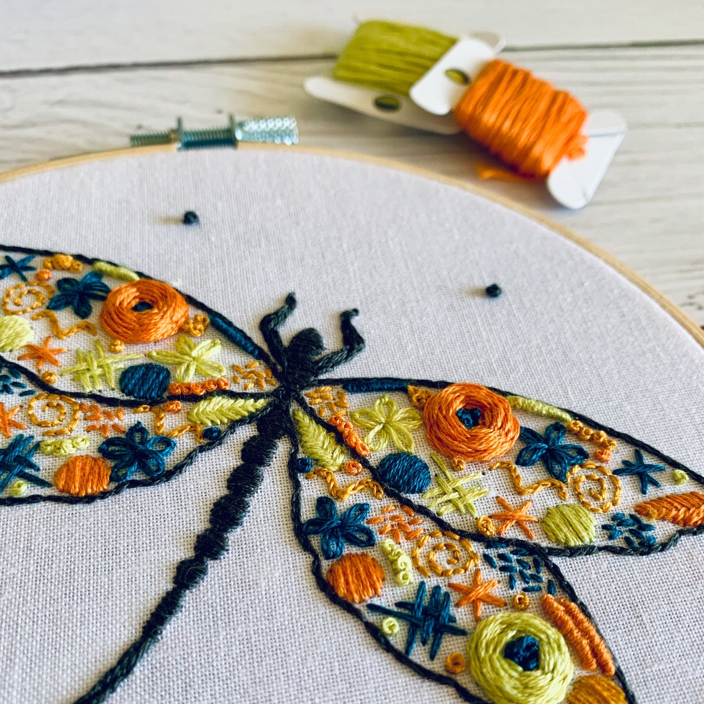 Digital download. Dragonfly embroidery hoop art PDF pattern with instructions. Inspirational wildlife beginner crewel wall decor project