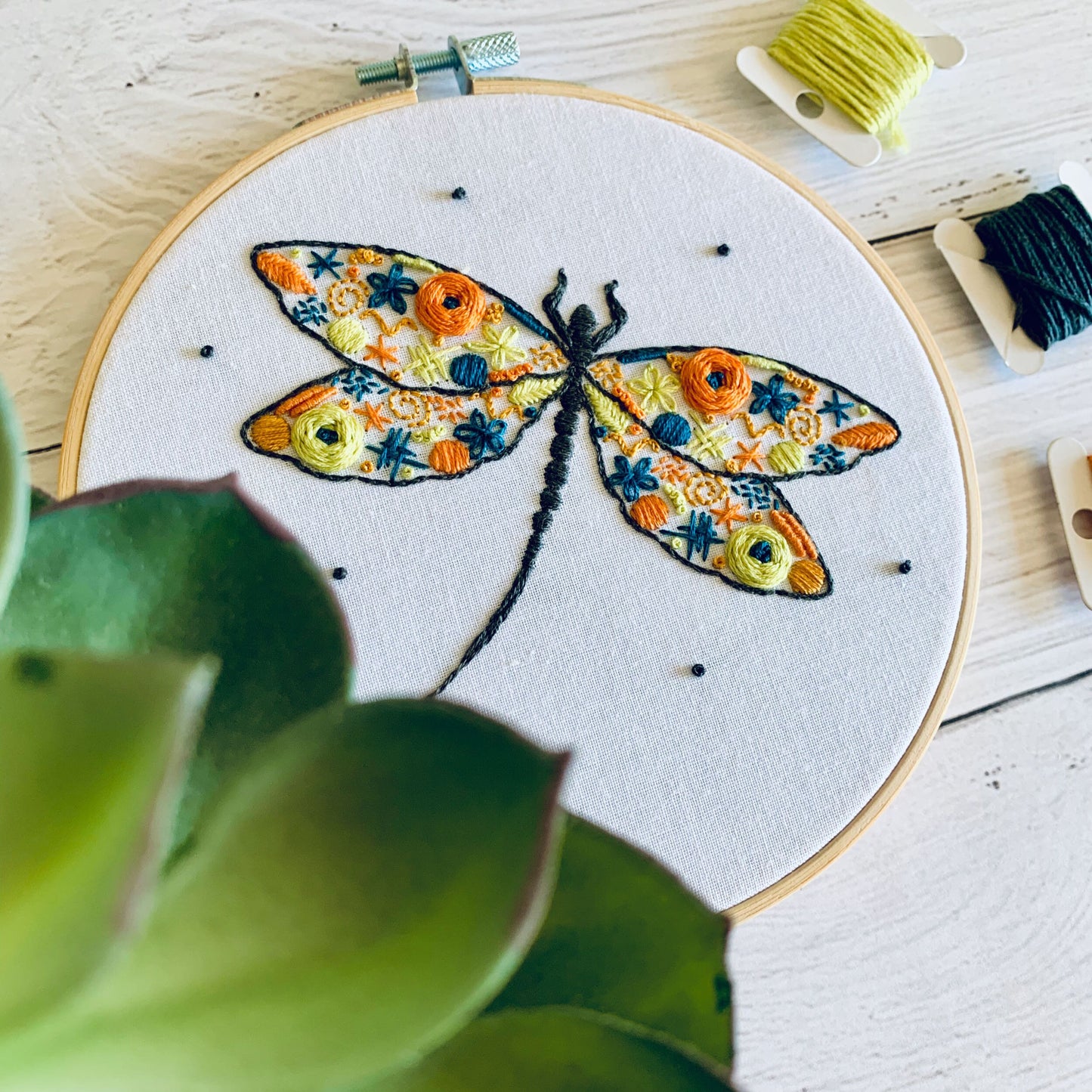 Digital download. Dragonfly embroidery hoop art PDF pattern with instructions. Inspirational wildlife beginner crewel wall decor project