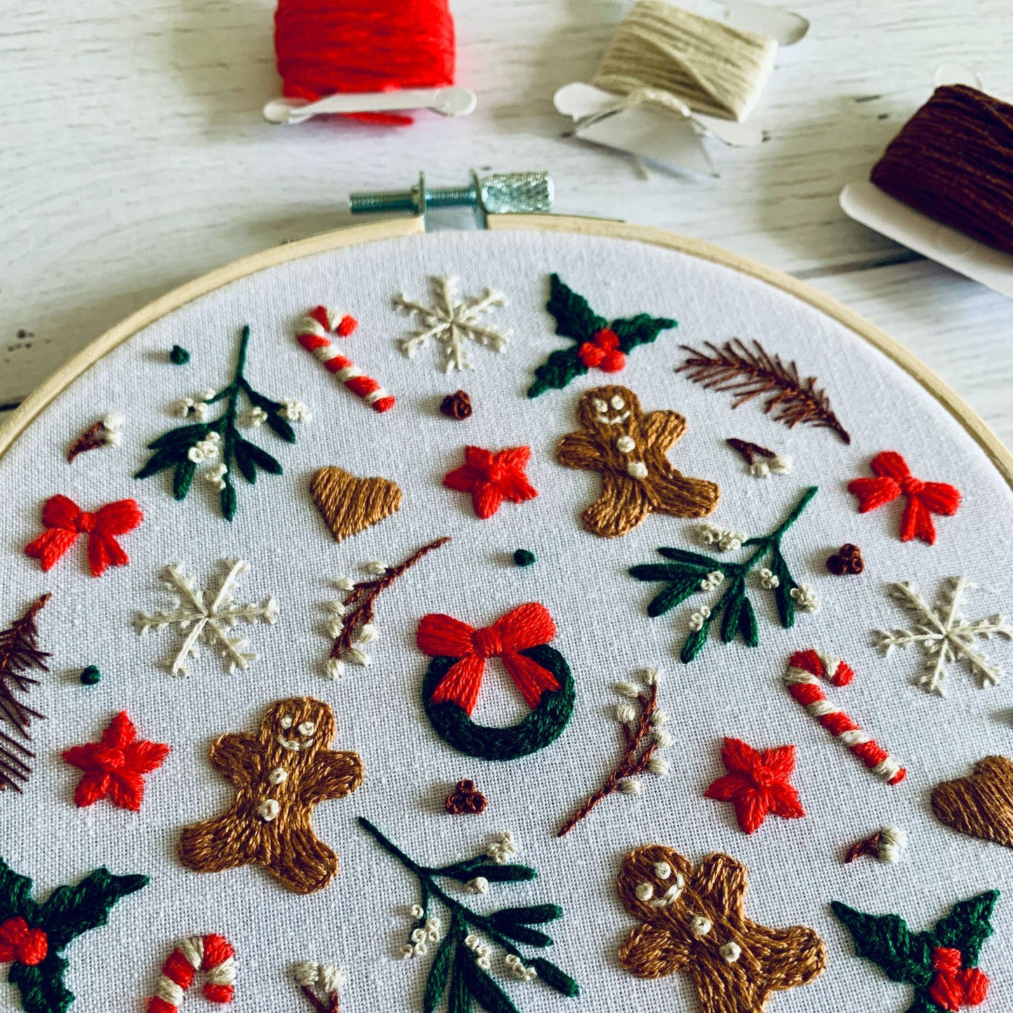 Digital download. Festive gingerbread embroidery hoop art PDF pattern with instructions. Christmas holiday beginner wall decor project